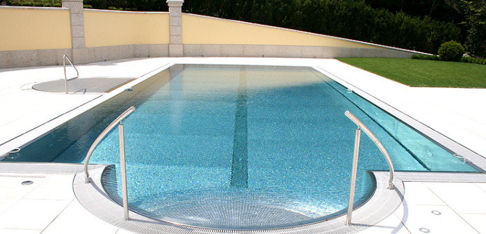 L’inox semble être l’avenir des piscines dans le monde